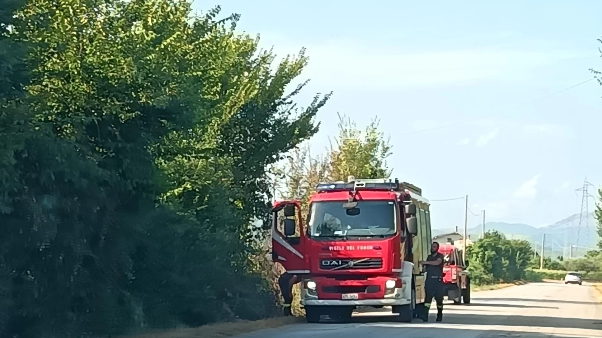 Venafro: sterpaglie a fuoco lungo la zona della Bonifica. Intervento dei Vigili del Fuoco.
